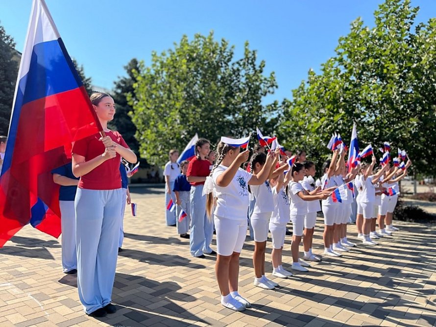«Гордо реет триколор»